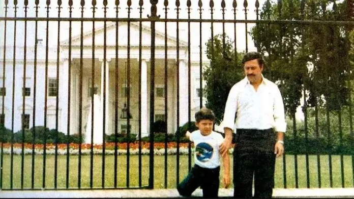 How Did Pablo Escobar Took Picture In Front Of White House?